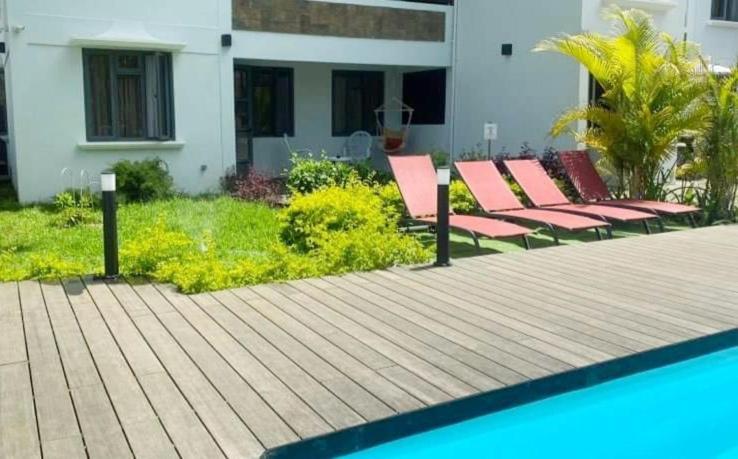 Sunkissed - Brand New Beach Apartment Located 50M From Beach Flic-en-Flacq Esterno foto