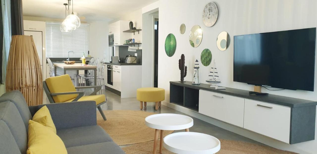 Sunkissed - Brand New Beach Apartment Located 50M From Beach Flic-en-Flacq Esterno foto
